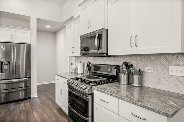 $599,900 | 226 Risch Court, West Chicago, IL 60185