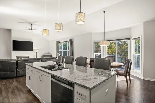 $599,900 | 226 Risch Court, West Chicago, IL 60185