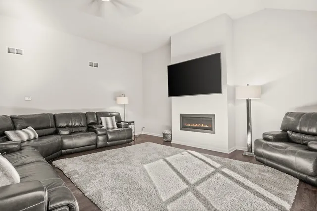 $599,900 | 226 Risch Court, West Chicago, IL 60185