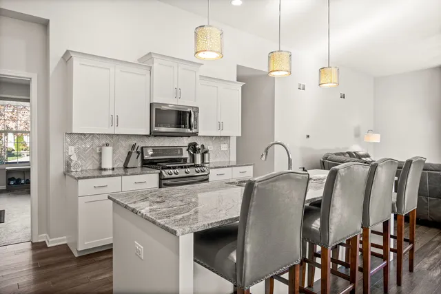 $599,900 | 226 Risch Court, West Chicago, IL 60185