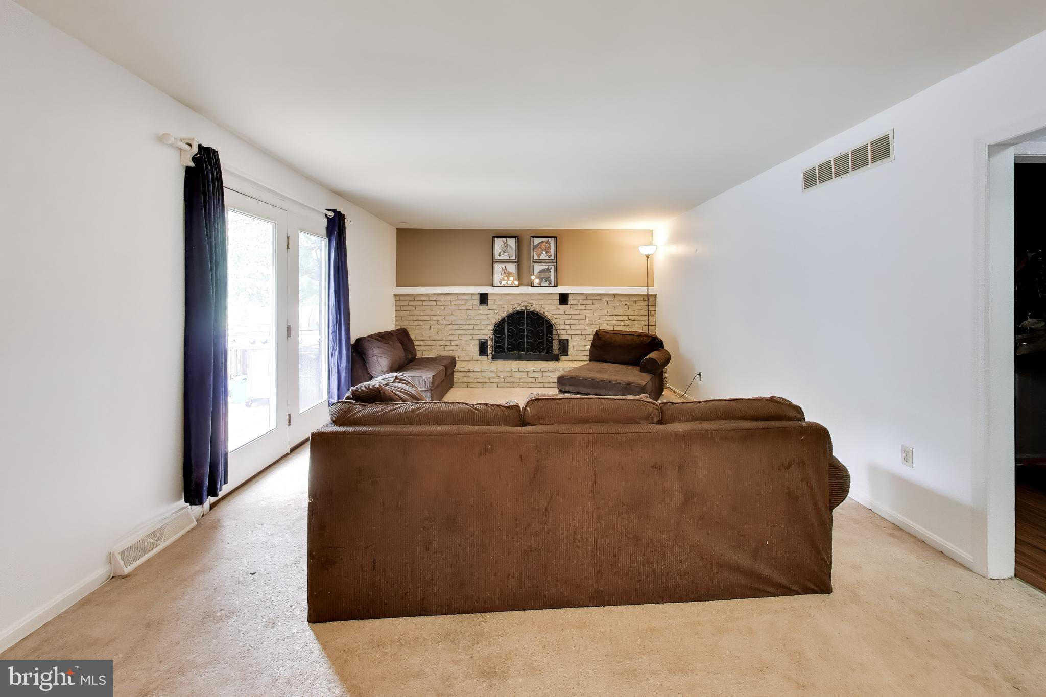 3240 Juniper Lane Huntingtown, MD 20639 - Photo 41 of 48 a living room with furniture