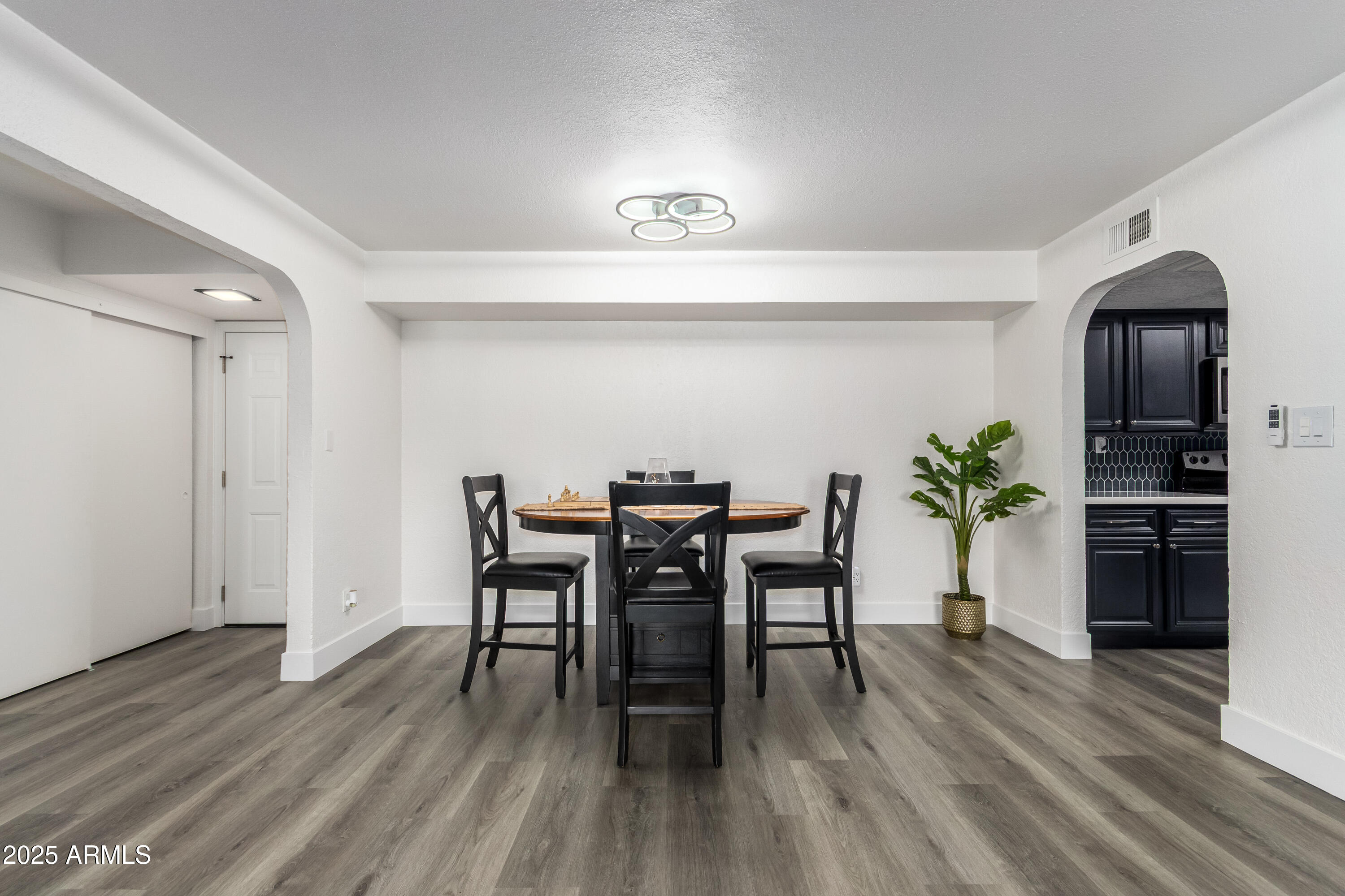 3825 East Camelback Road, Unit 207 Phoenix, AZ 85018 - Photo 5 of 25 09 - Camelback