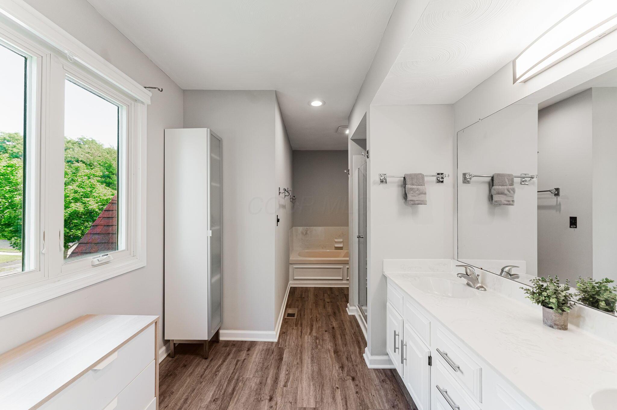 1015 Pine View Road Westerville, OH 43081 - Photo 26 of 44 Primary Bathroom