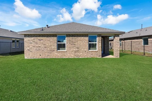 a view of a house with backyard