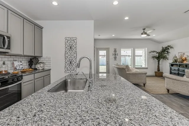 $2,250 | 1522 Truckee River Drive, Iowa Colony, TX 77583