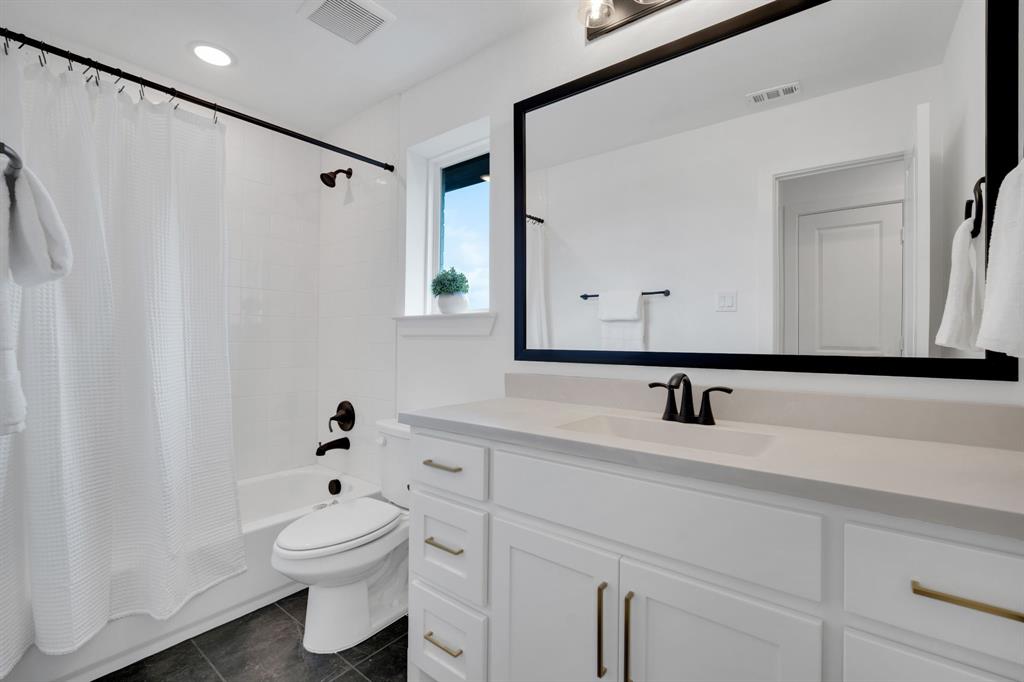 1516 M3 Ranch Road Mansfield, TX 76063 - Photo 33 of 40 Ensuite bathroom with window.