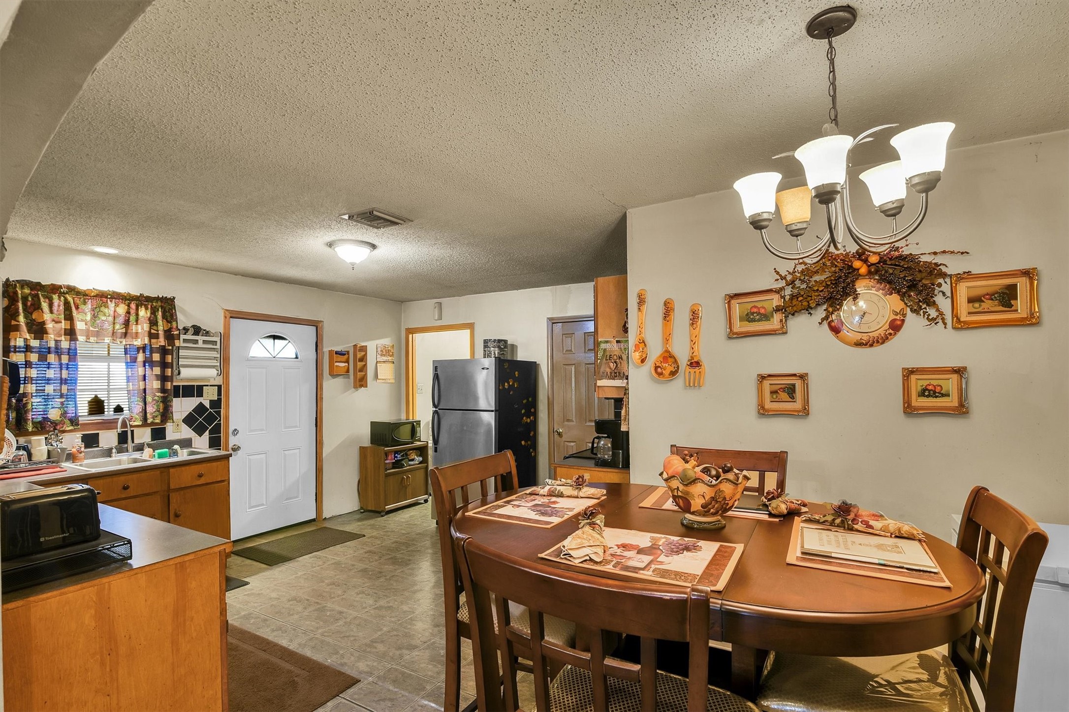 959 Walker Loop Huntsville, TX 77340 - Photo 4 of 39 Kitchen dining combo