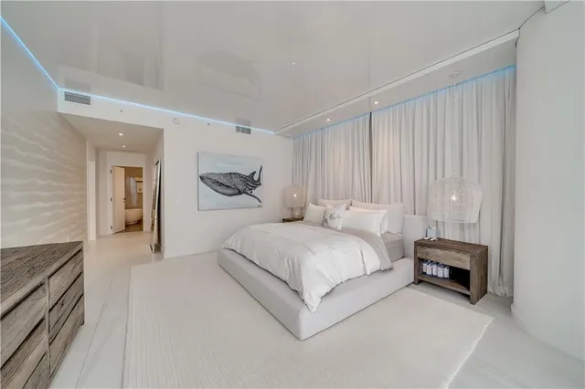 a view of a livingroom with closet