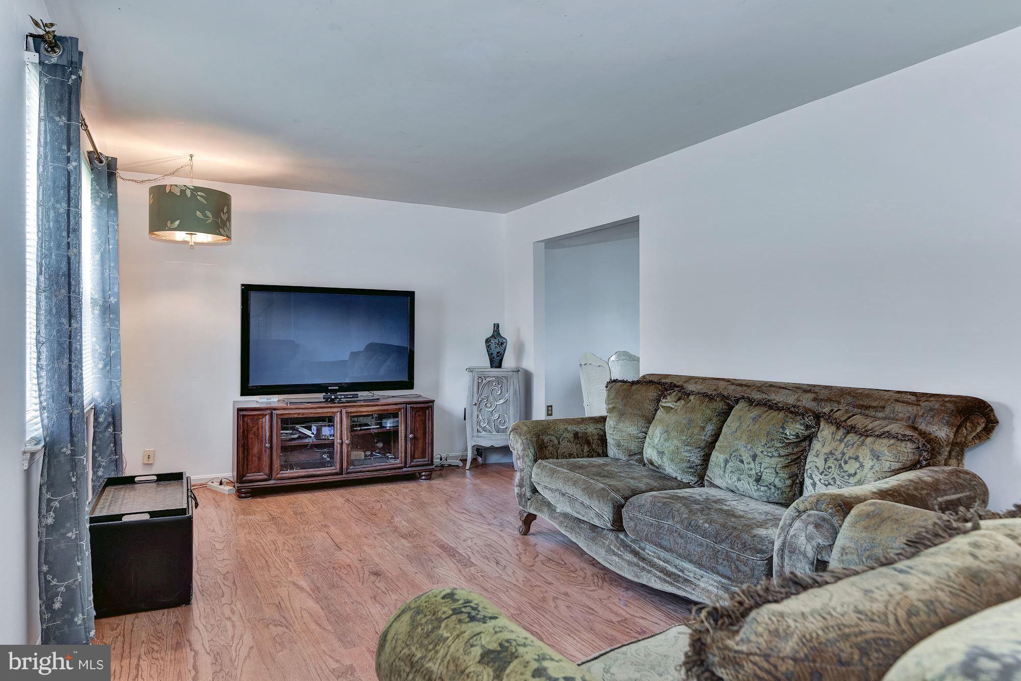 7215 Lavender Lane Springfield, VA 22150 - Photo 5 of 30 Living Room
