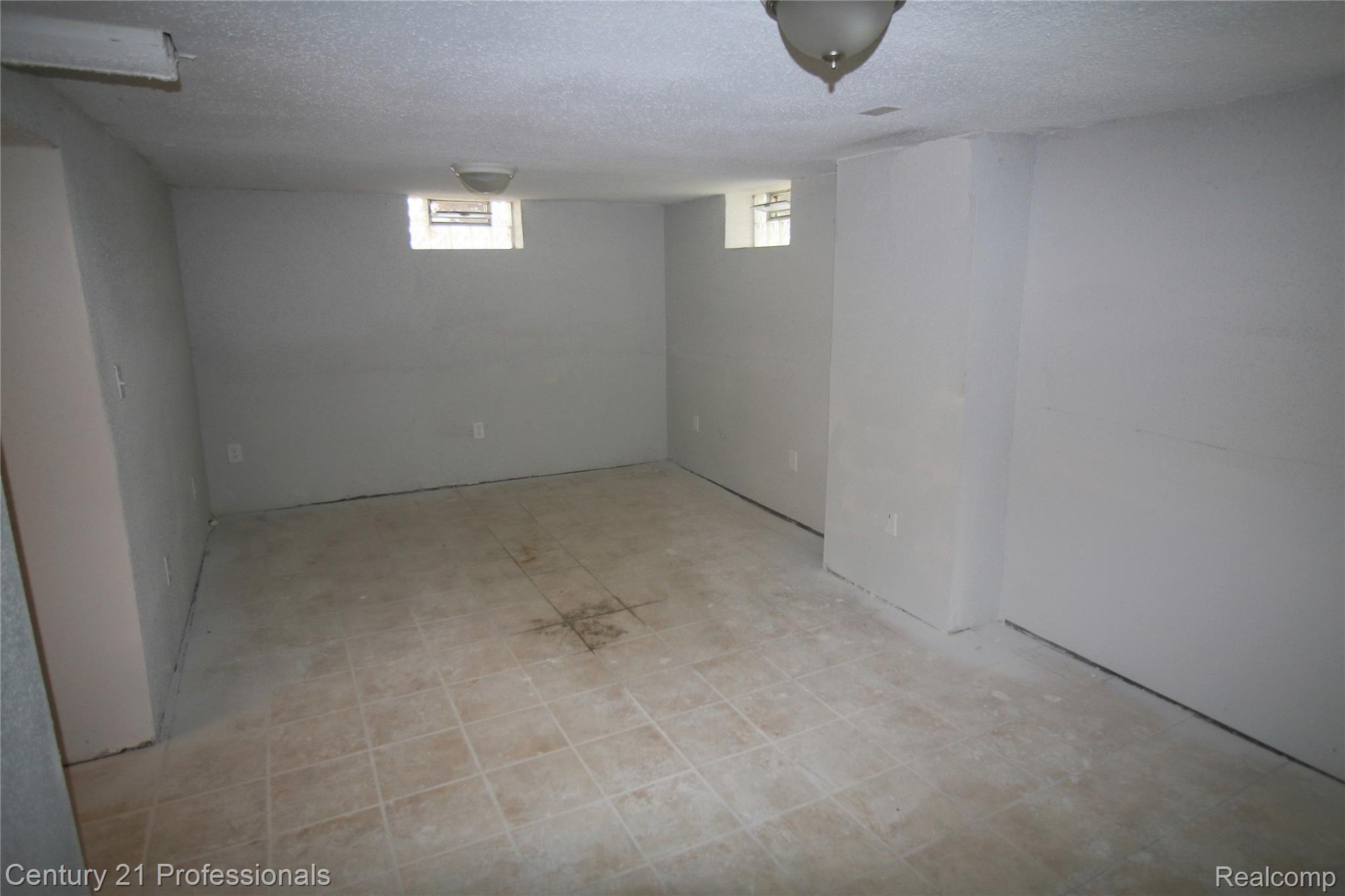 8071 Rivard Avenue Warren, MI 48089 - Photo 22 of 30 8071Rivard06JN03 (44).JPG