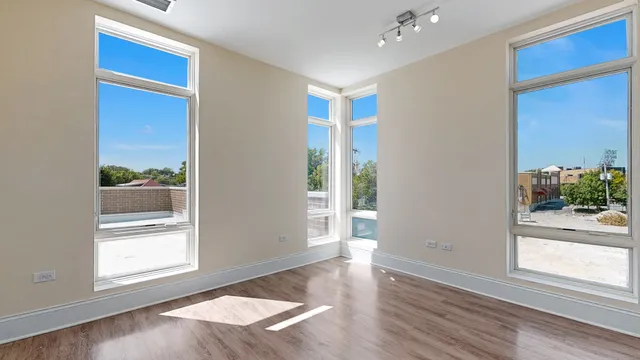 $2,850 | 4758 North Laramie Avenue, Unit 406, Chicago, IL 60630