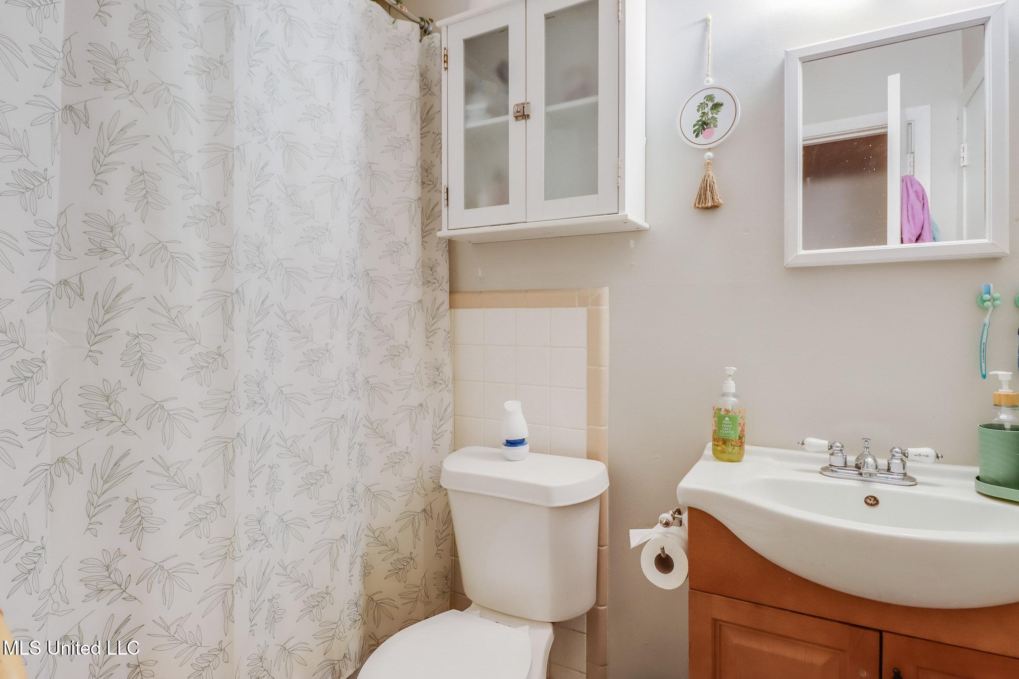 2211 Old Popp's Ferry Road Biloxi, MS 39532 - Photo 10 of 20 Guest Bath