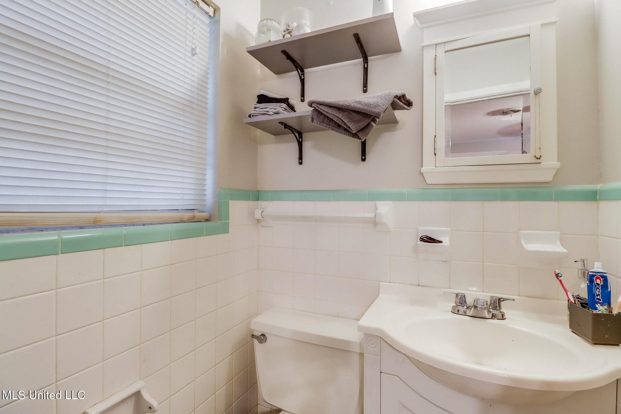 2211 Old Popp's Ferry Road Biloxi, MS 39532 - Photo 13 of 20 Ensuite Bathroom