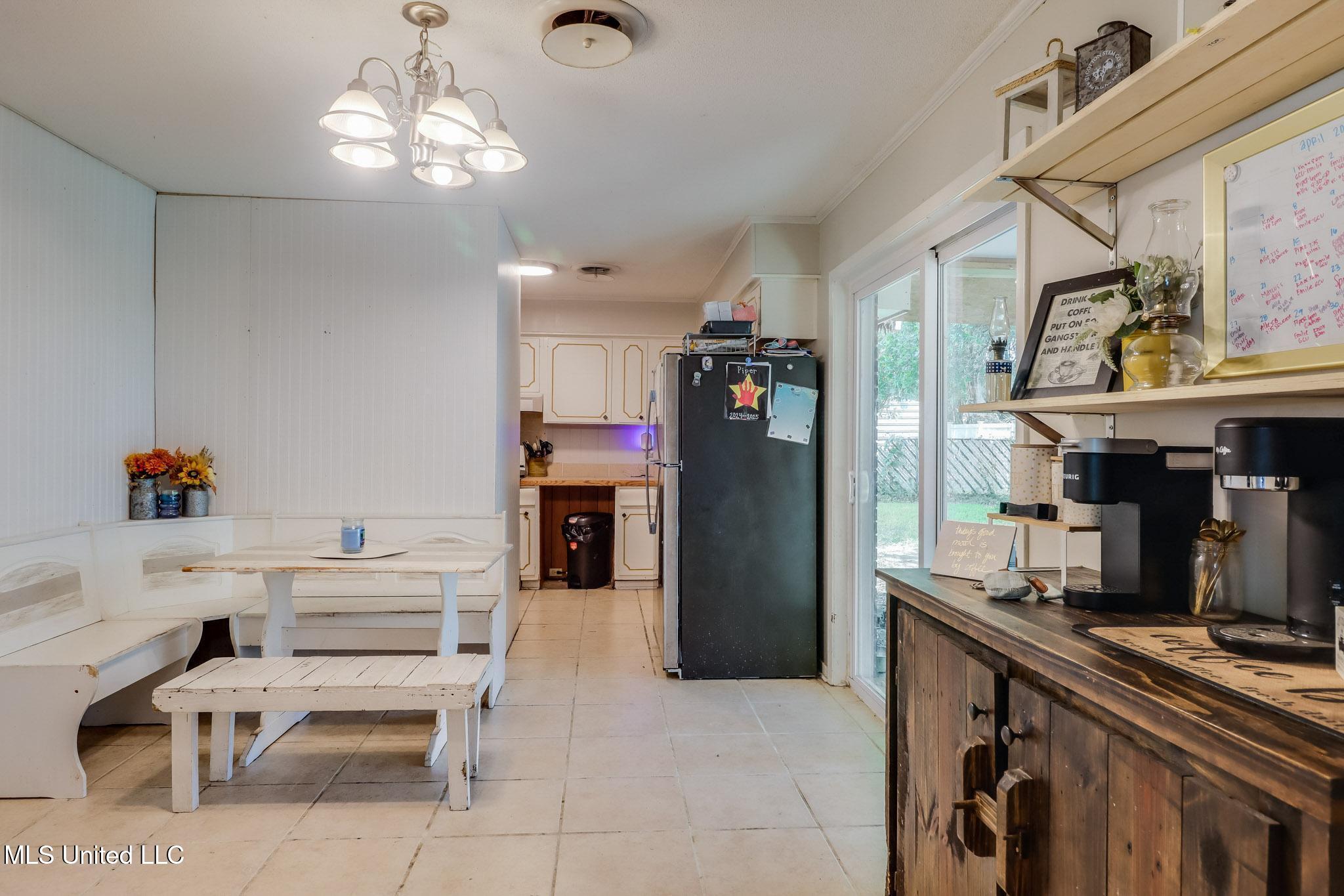 2211 Old Popp's Ferry Road Biloxi, MS 39532 - Photo 3 of 20 Dining