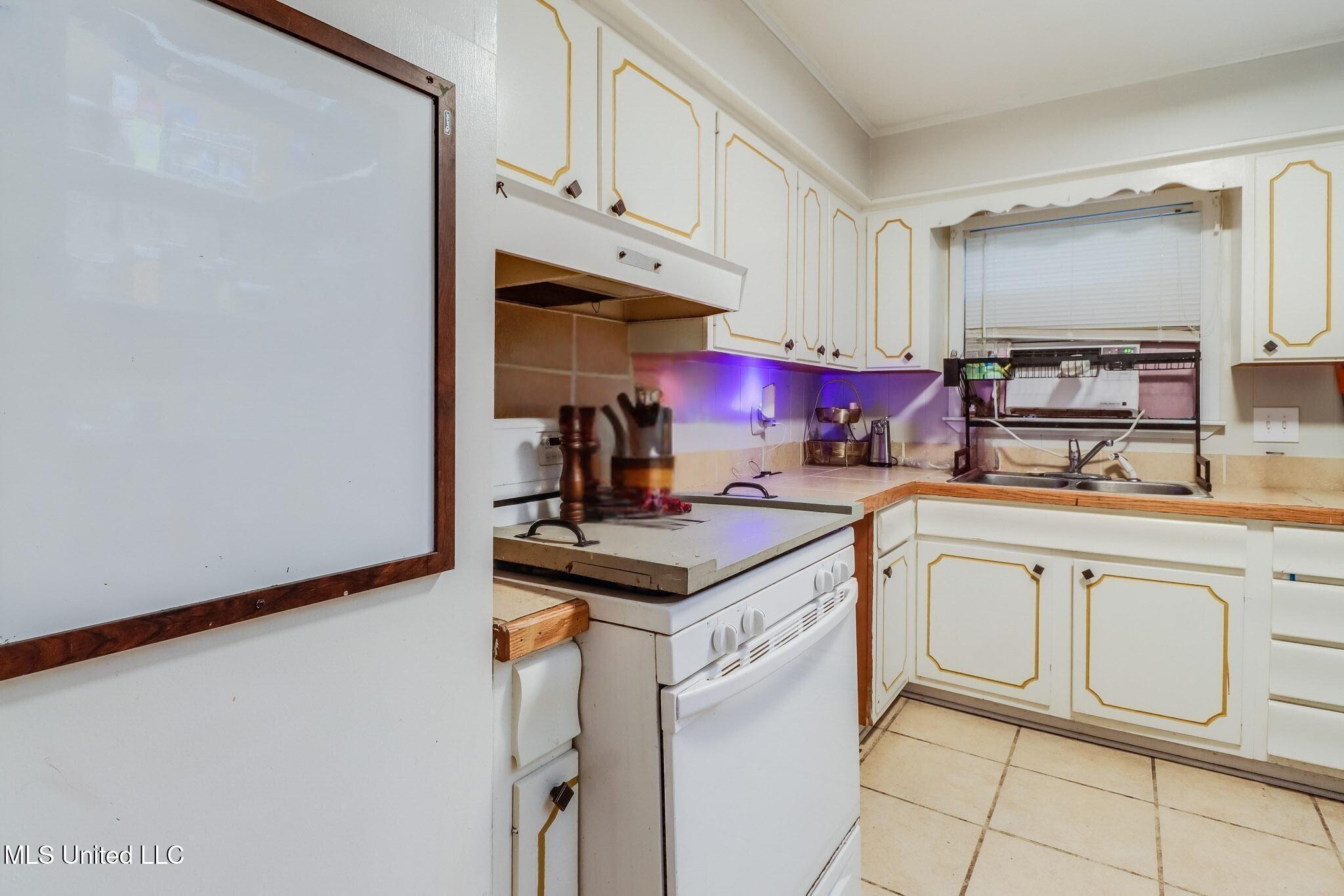 2211 Old Popp's Ferry Road Biloxi, MS 39532 - Photo 6 of 20 Kitchen