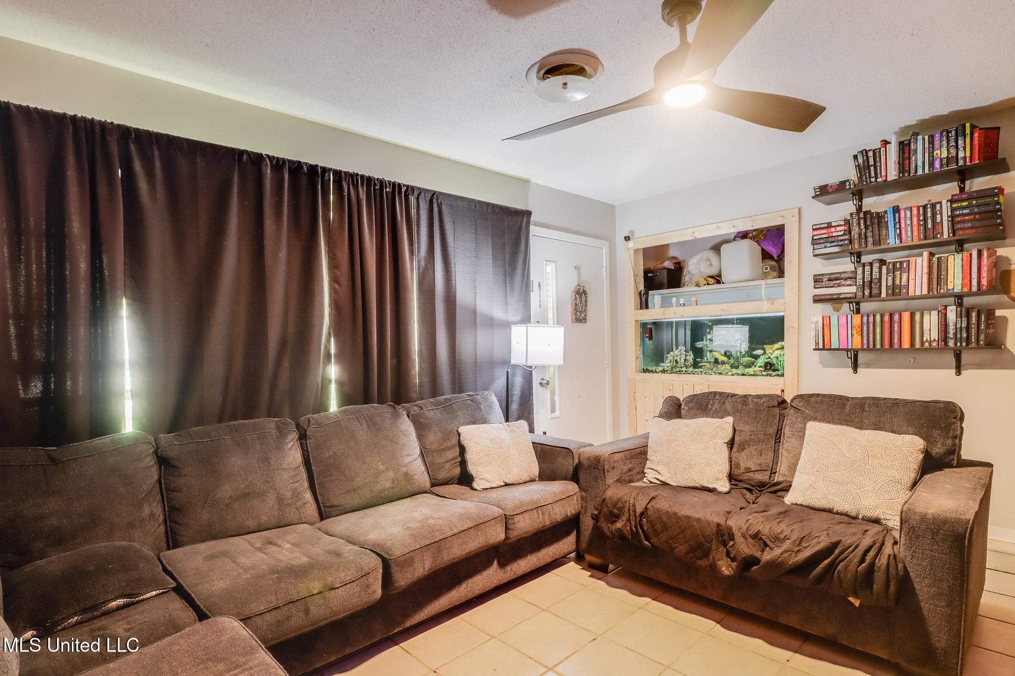 2211 Old Popp's Ferry Road Biloxi, MS 39532 - Photo 8 of 20 Living Room