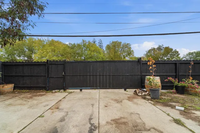 a view of a backyard