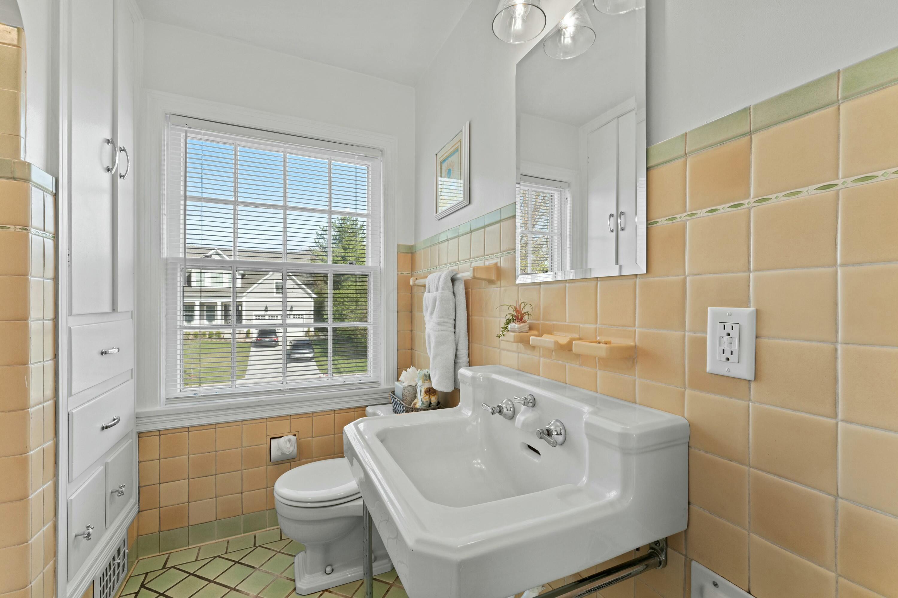 2597 York Road Upper Arlington, OH 43221 - Photo 37 of 71 Upstairs Hallway Bathroom