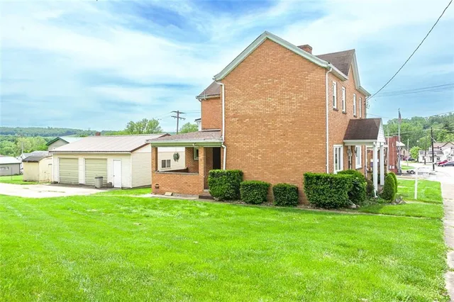 a view of a yard in front of a house