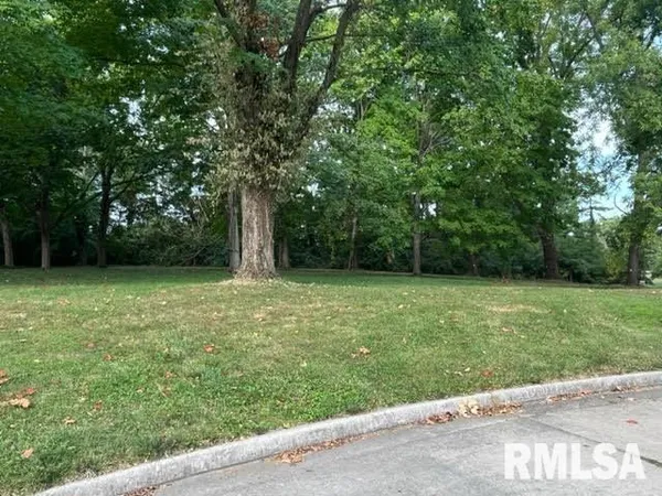 $220,000 | 3330-3331 Greenspointe Parkway, Quincy, IL 62301