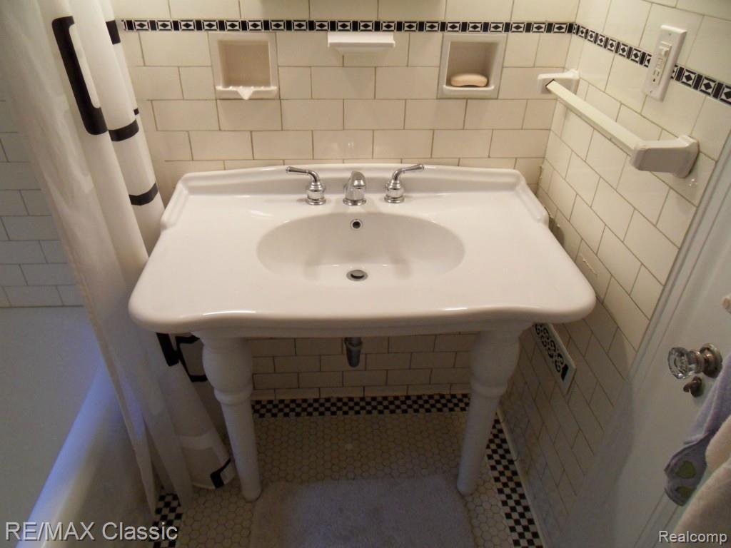 232 Woodside Road Royal Oak, MI 48073 - Photo 43 of 90 SDC15311.jpg