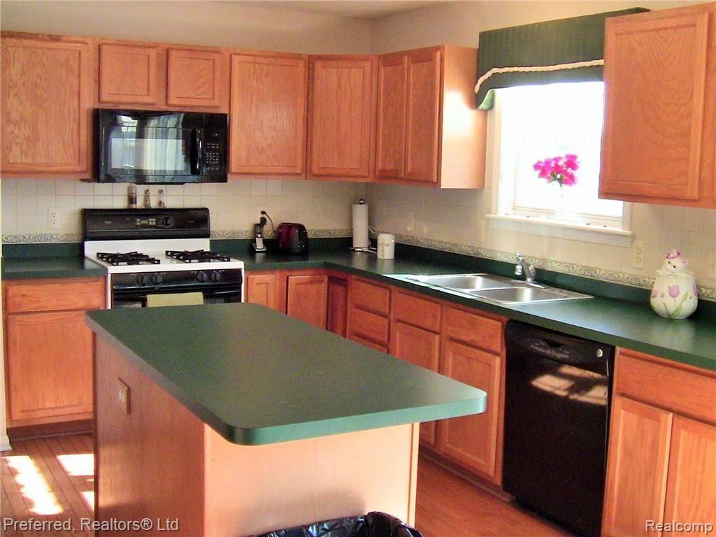 2792 Laurel Ridge Lane Howell, MI 48843 - Photo 4 of 21 4-IMG_4860.JPG