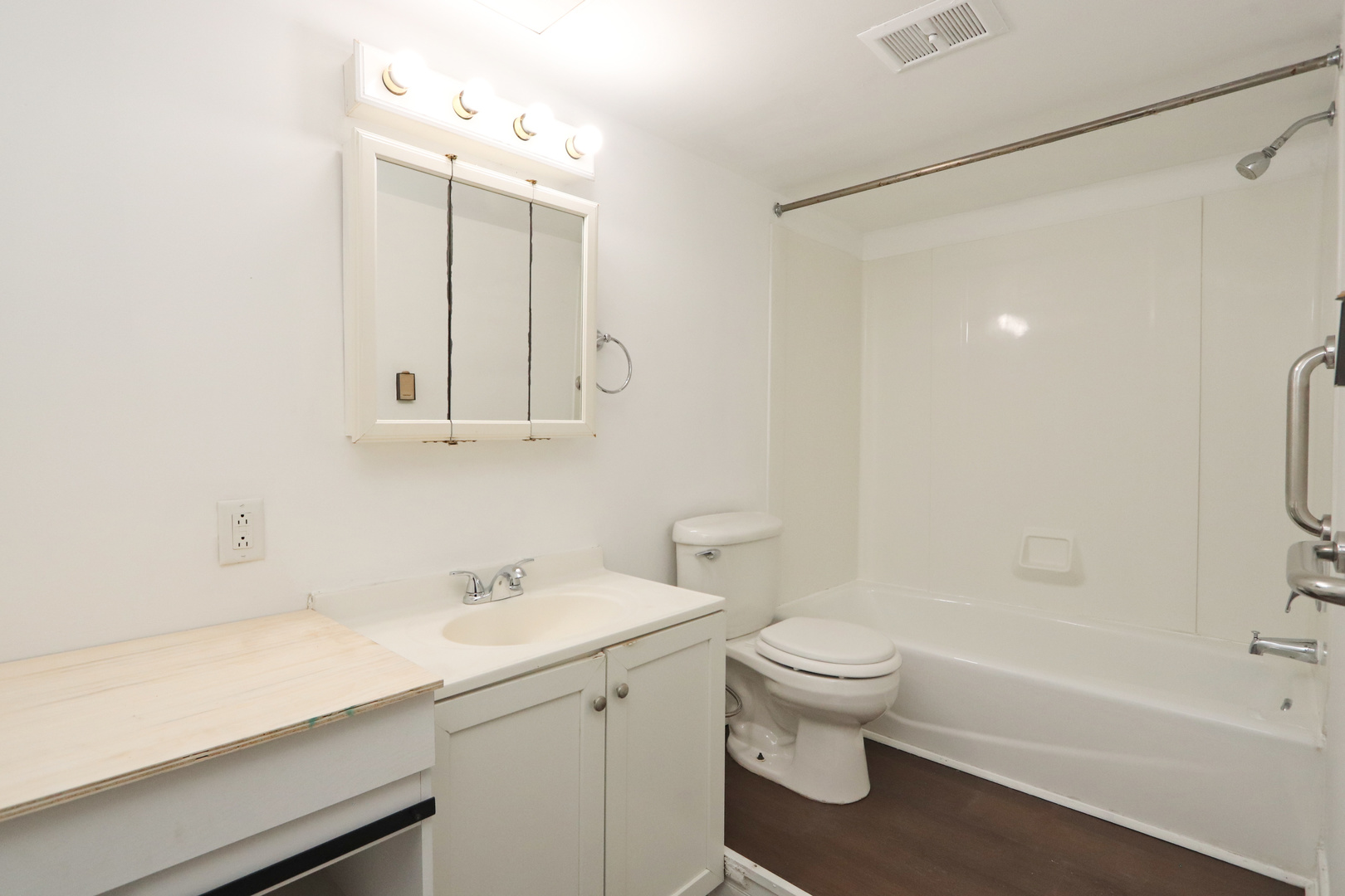 322 Maple Drive, Unit 2B Morris, IL 60450 - Photo 11 of 13 a bathroom with a sink a toilet and a bathtub