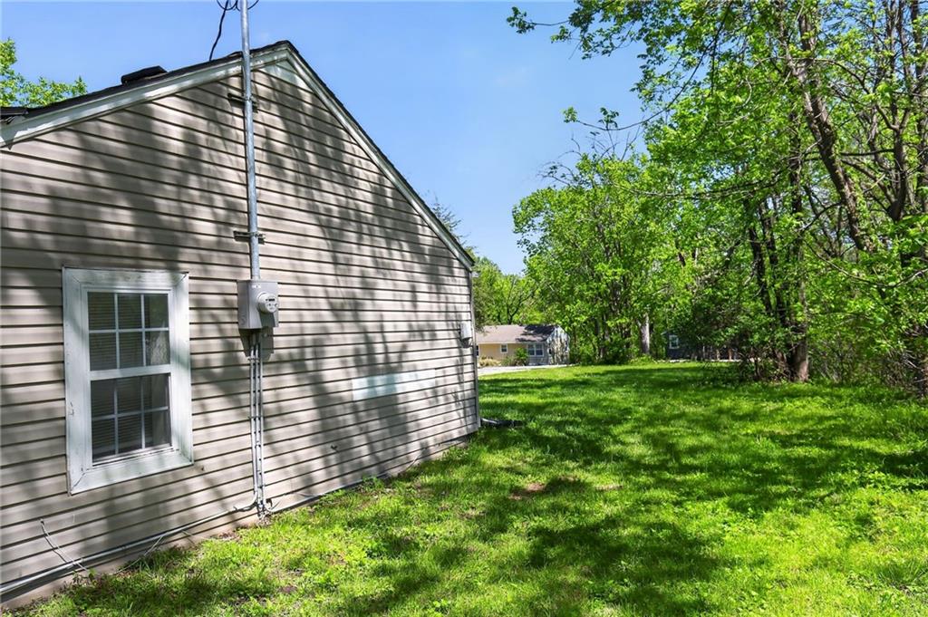 8318 Pershing Road Raytown, MO 64138 - Photo 3 of 30