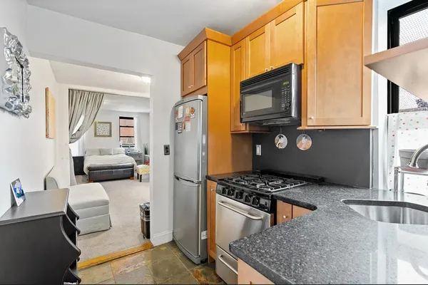 $350,000 | 514 West 50th Street, Unit 5RW | Hell's Kitchen