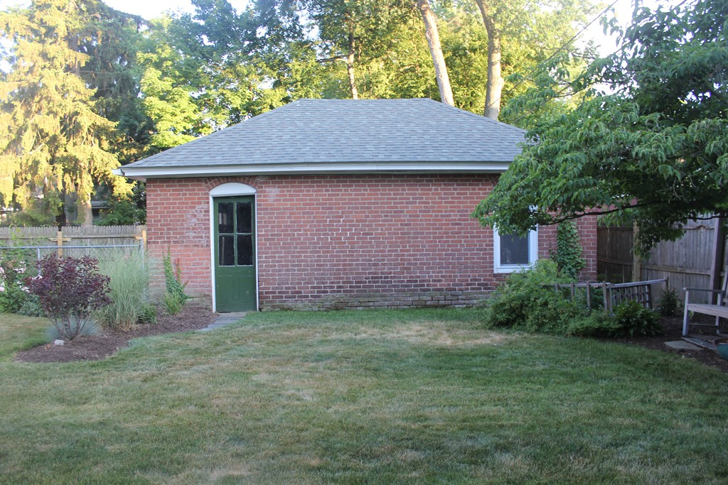 38 Washington Road Springfield, MA 01108 - Photo 3 of 14 a front view of a house with a garden