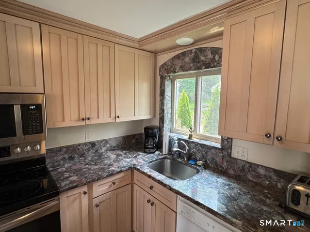 $2,495 | 7 Clearwater Lane, Unit 7, East Hampton, CT 06424