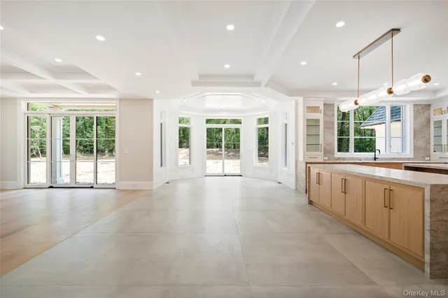 $6,299,999 | 12 Quaker Ridge Drive, Glen Head, NY 11545