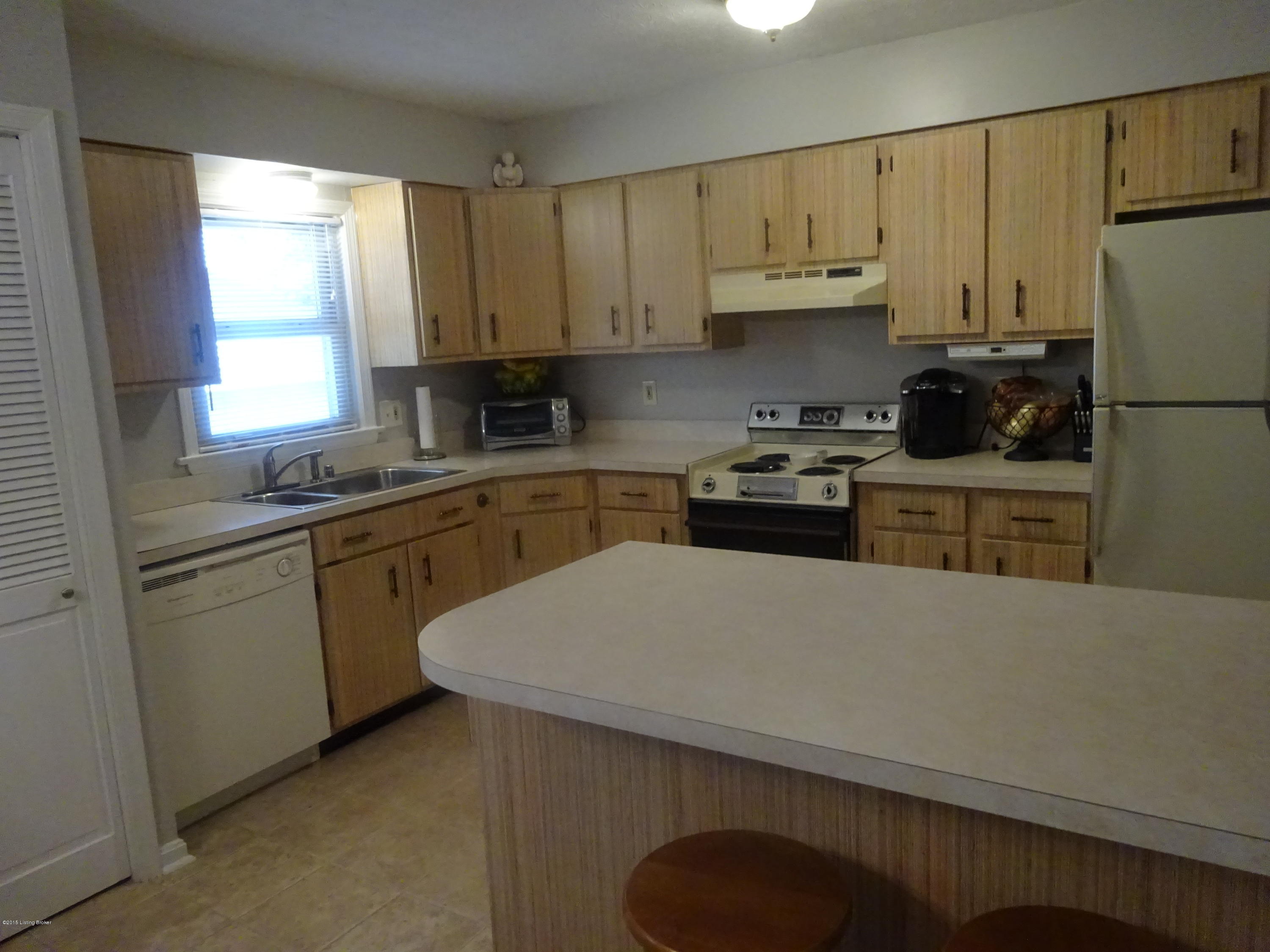3753 Rouge Way Louisville, KY 40218 - Photo 7 of 28 230