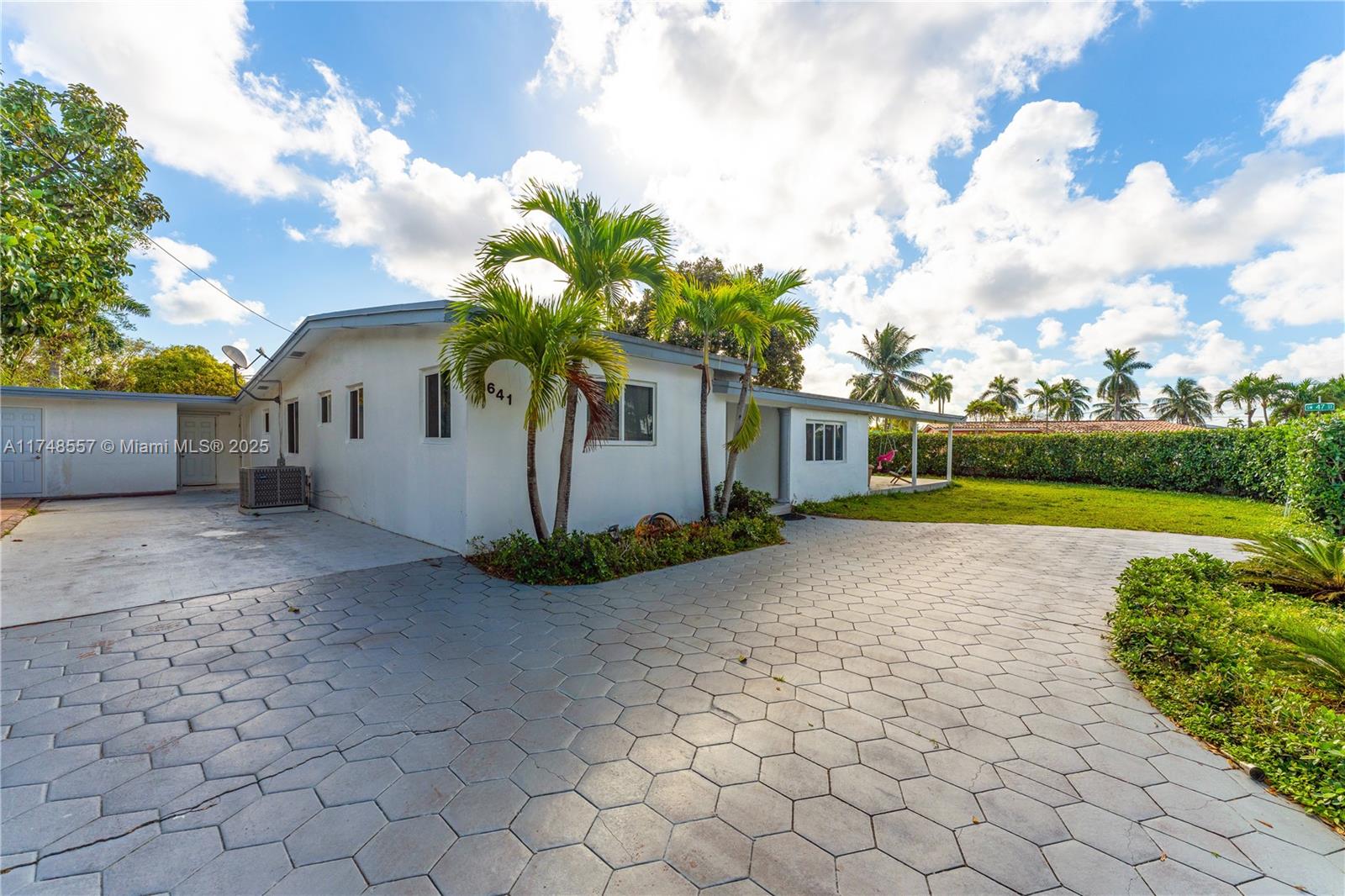 4641 Southwest 112th Avenue Miami, FL 33165 - Photo 4 of 45 Gallery Image 4