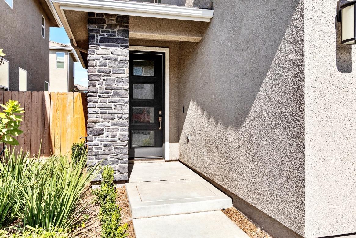 3759 Highpark Way Clovis, CA 93619 - Photo 4 of 32 a view of entryway