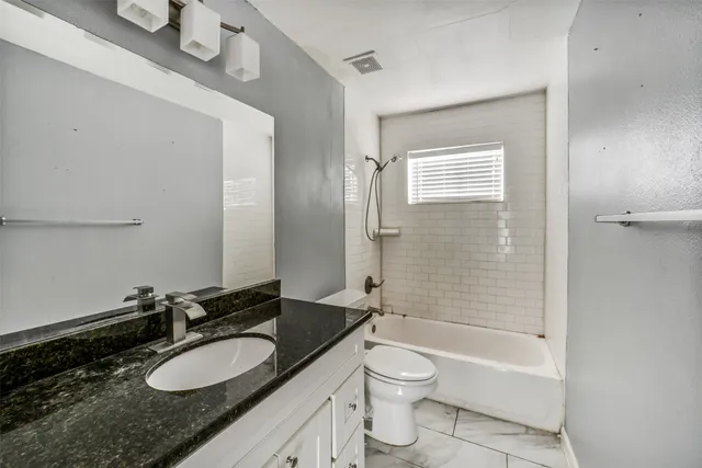 $189,000 | 6015 West Airport Boulevard, Houston, TX 77035