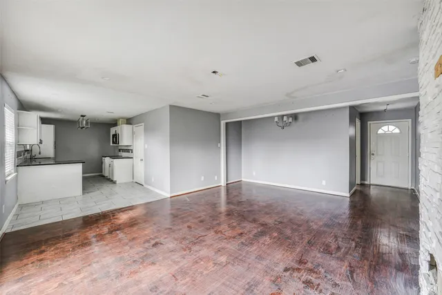 $189,000 | 6015 West Airport Boulevard, Houston, TX 77035