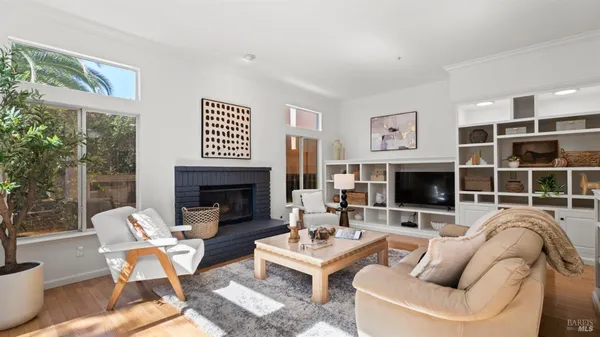 $1,569,000 | 15 Vincent Lane, Novato, CA 94945