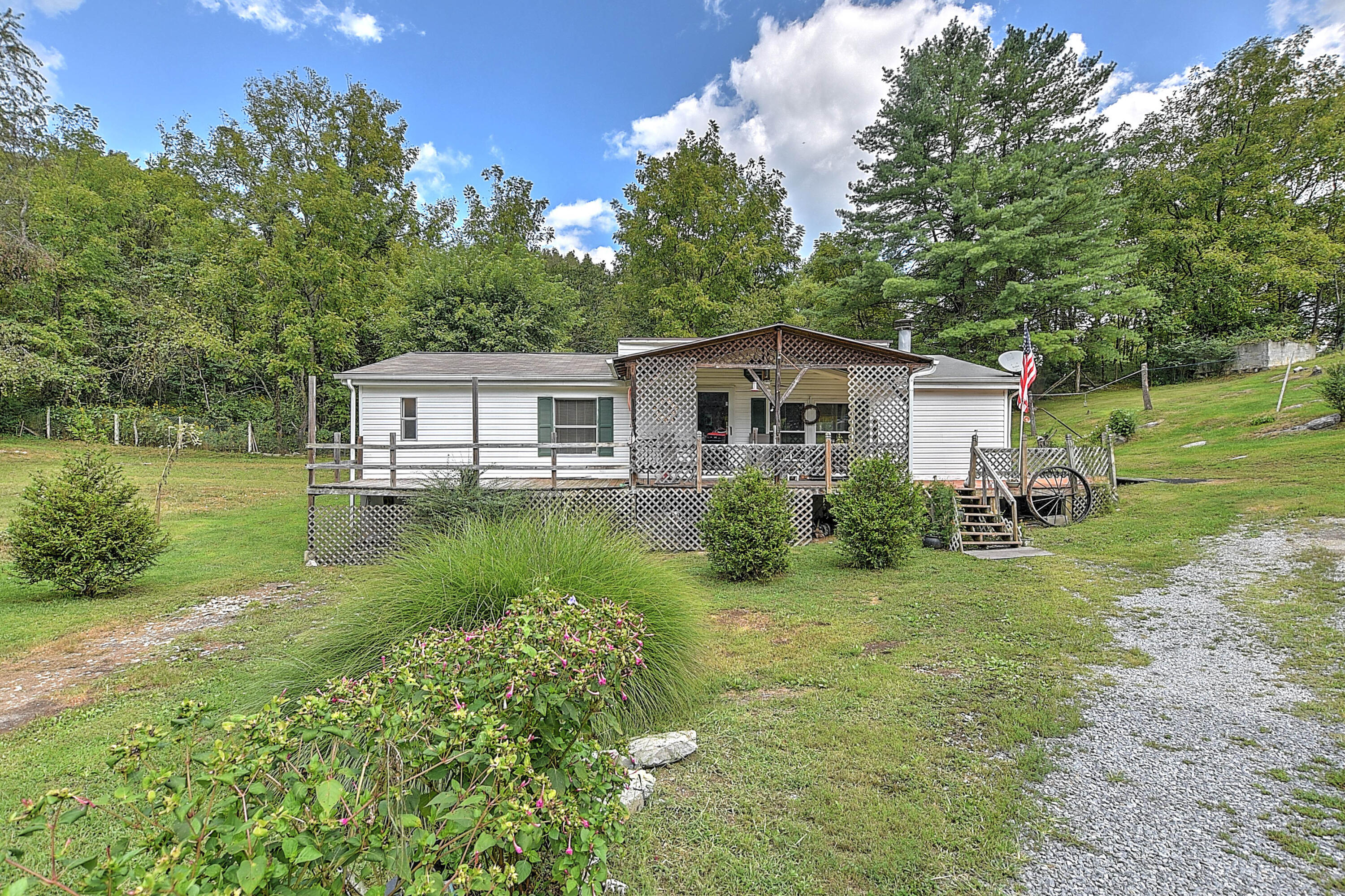 409 Sinking Springs Road Bristol, TN 37620 - Photo 2 of 29 409 Sinking Springs-2