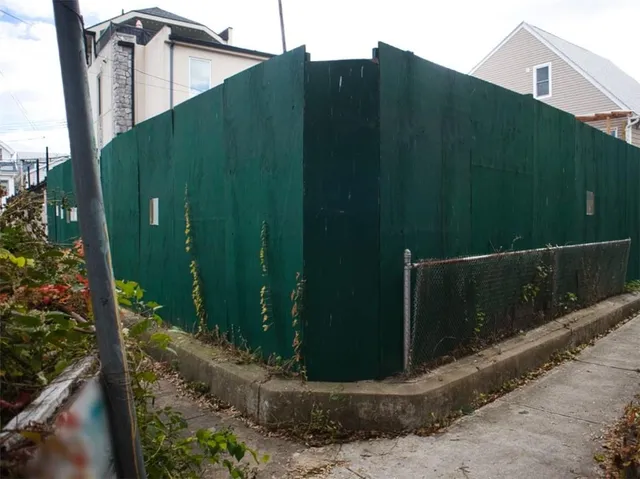 a view of a back yard