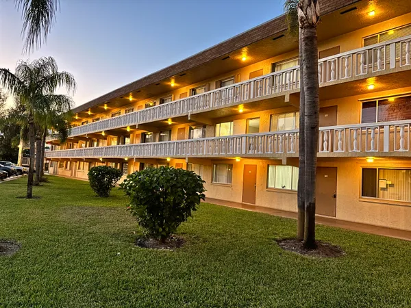 $1,350 | 600 Village Green Court, Unit 203, Palm Springs, FL 33461