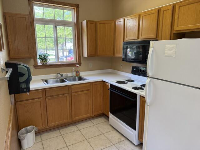 N43-w32877 Rasmus Road, Unit 7H Nashotah, WI 53058 - Photo 37 of 38 Clubhouse Kitchen
