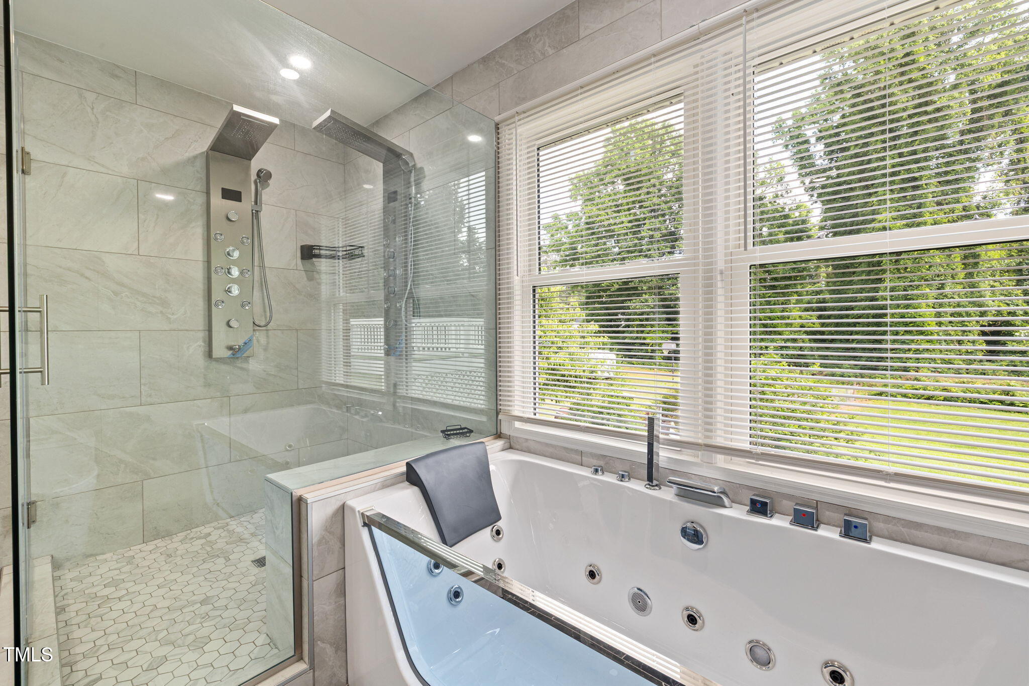 2315 Oxford Road Henderson, NC 27536 - Photo 24 of 62 Owner's Bathroom