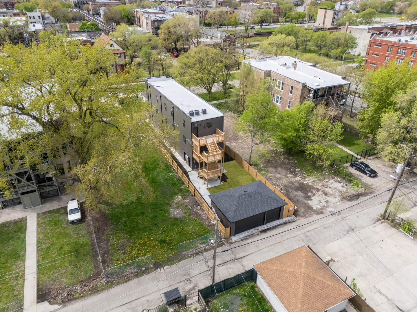 5921 South Calumet Avenue, Unit 2 Chicago, IL 60637 - Photo 36 of 40 an aerial view of a house with a garden