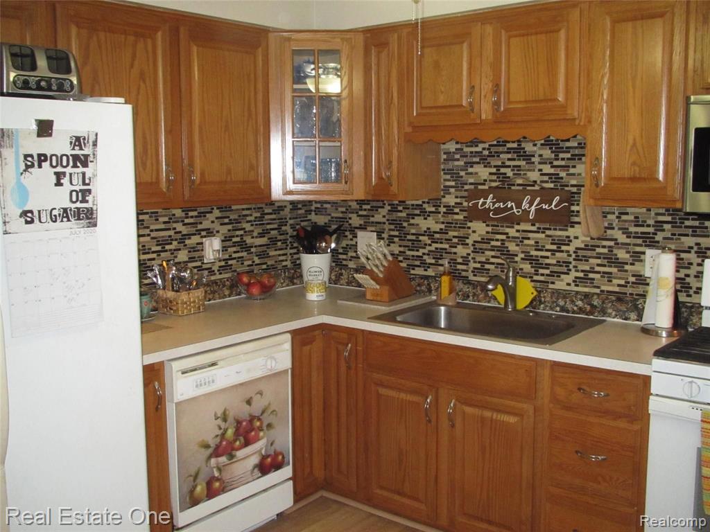 1260 Delta Road Walled Lake, MI 48390 - Photo 20 of 32