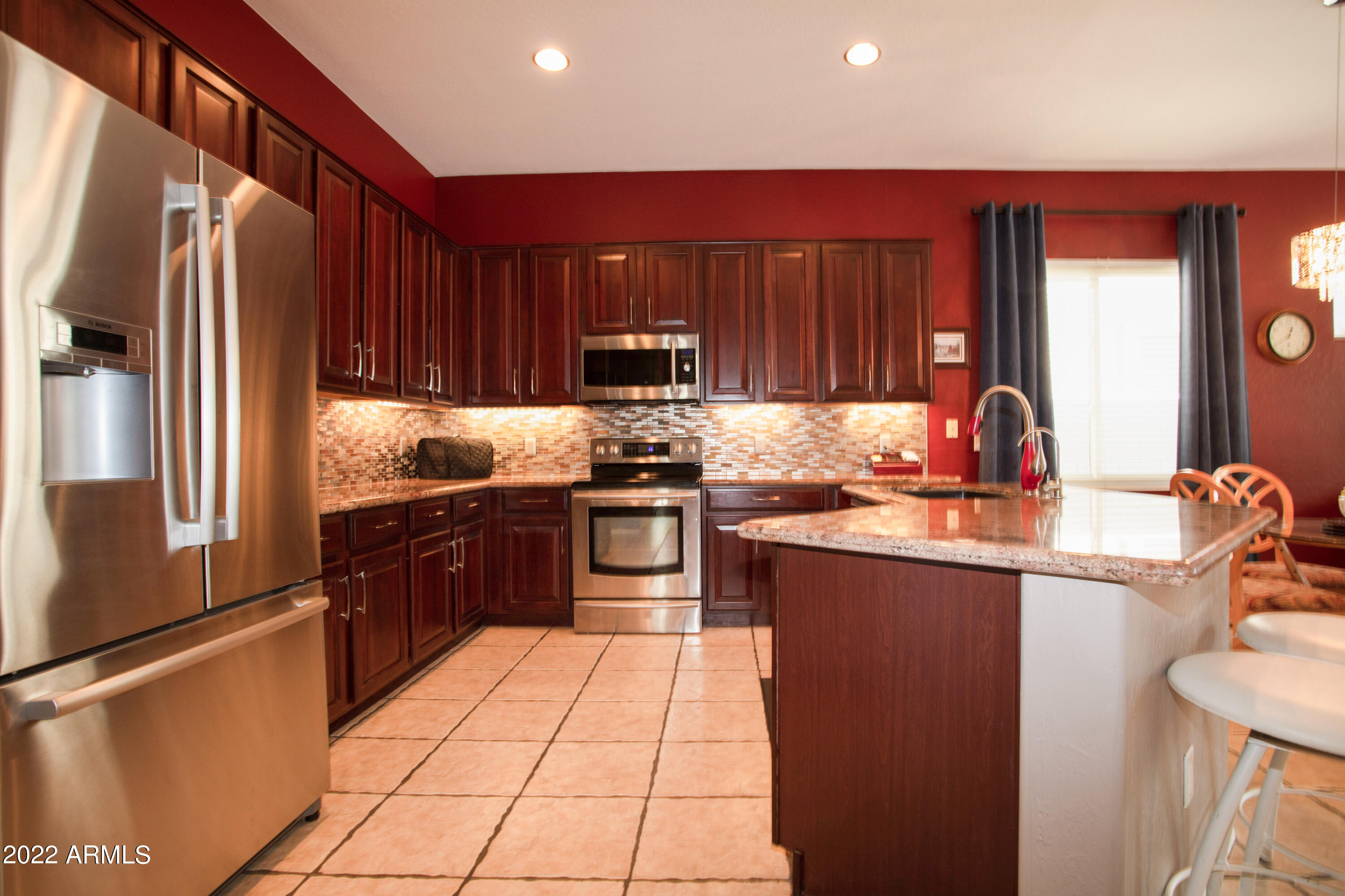 2441 East Darrel Road Phoenix, AZ 85042 - Photo 11 of 43 11 Kitchen