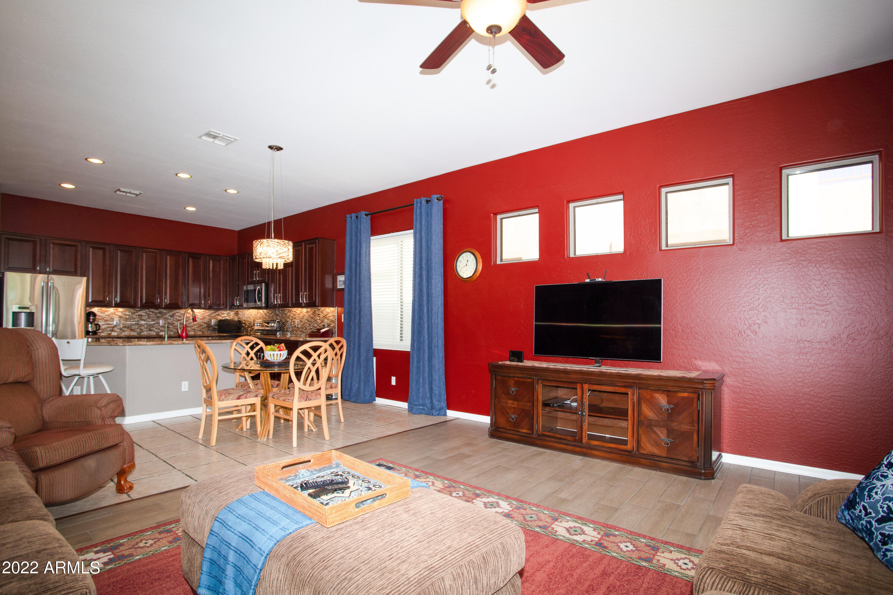2441 East Darrel Road Phoenix, AZ 85042 - Photo 17 of 43 18 Family Room