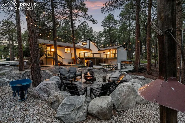 a row of benches sitting next to a building