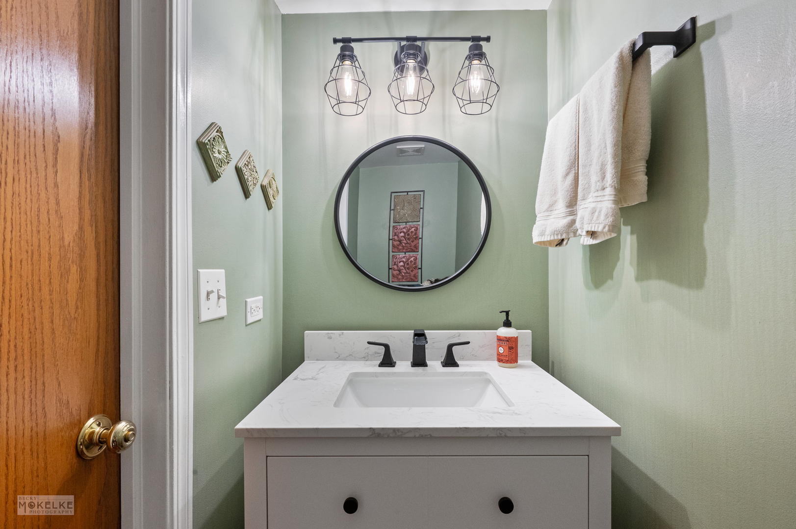 26 Rolling Oaks Road Sugar Grove, IL 60554 - Photo 17 of 25 a bathroom with a sink and a mirror