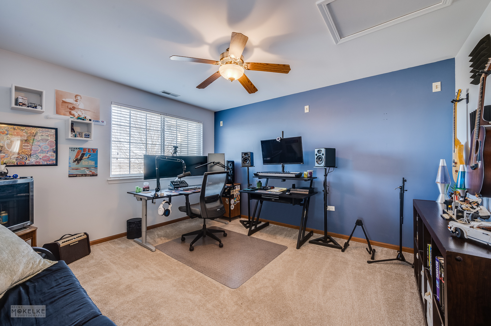 26 Rolling Oaks Road Sugar Grove, IL 60554 - Photo 20 of 25 a view of a livingroom with workspace and a window